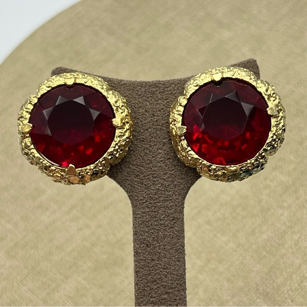 Vintage woman's Pat. Elegant Gold and Red large glass prong set clip on Earrings - Picture 5 of 12